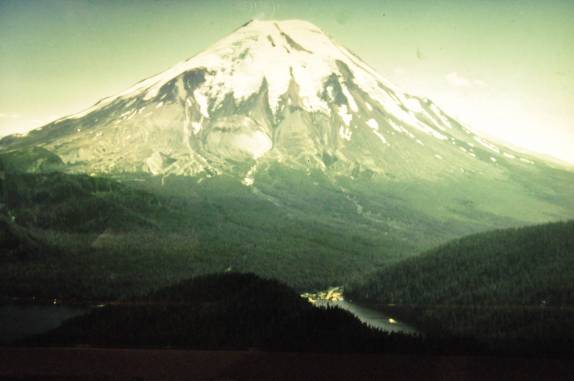 O vulcão Santa Helena, antes de sua erupção em Maio de 1980, no estado de Washington, nos EUA